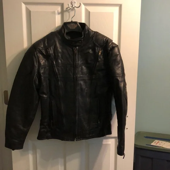 PaPa’s leather Barn woman’s leather jacket. - Picture 3 of 6
